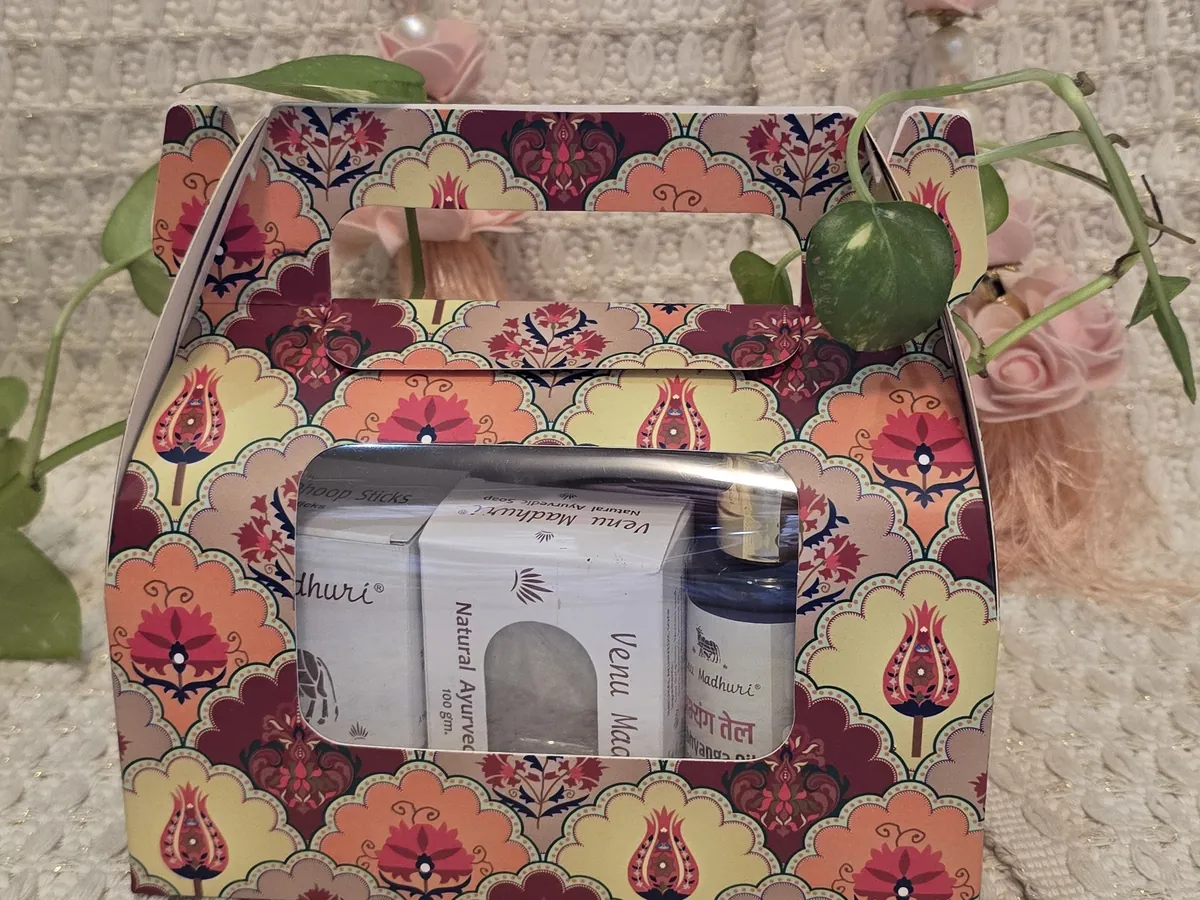 Close view of the packed gift box with its carry handle