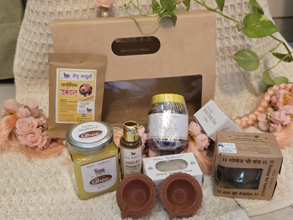 The full hamper arranged in front of its kraft carry box