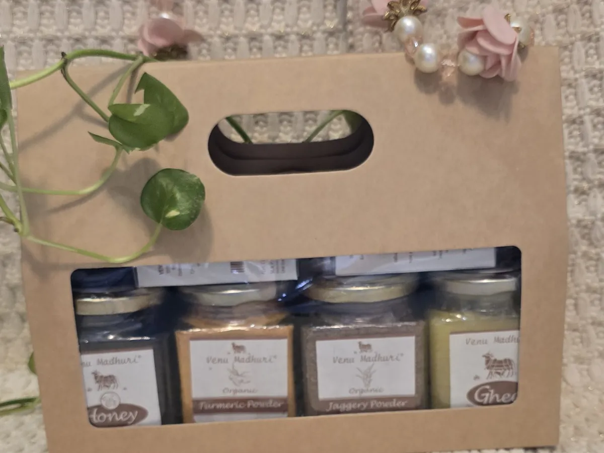 Kraft carry box holding the four jars behind its window